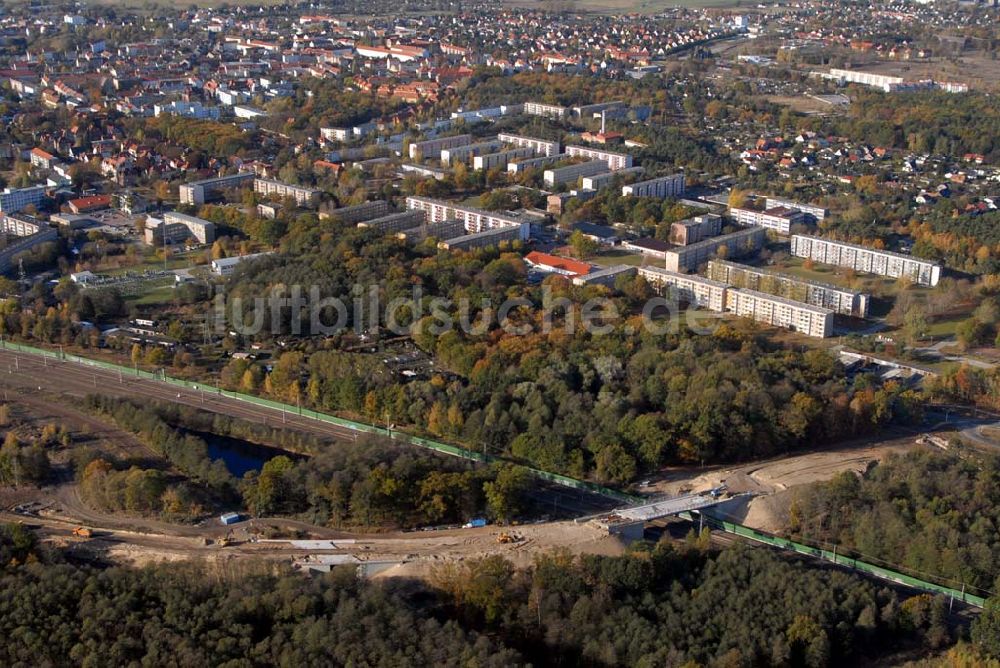 Luftbild Rathenow - Brückenbauarbeiten an der Bahnlinie Berlin-Rathenow am südöstlichen Stadtrand von Rathenow