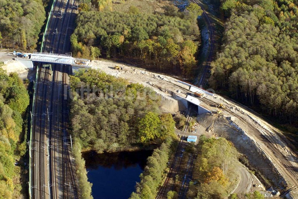 Luftaufnahme Rathenow - Brückenbauarbeiten an der Bahnlinie Berlin-Rathenow am südöstlichen Stadtrand von Rathenow