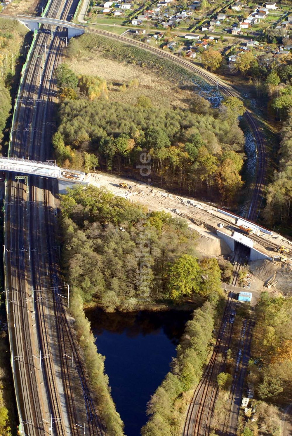 Rathenow von oben - Brückenbauarbeiten an der Bahnlinie Berlin-Rathenow am südöstlichen Stadtrand von Rathenow