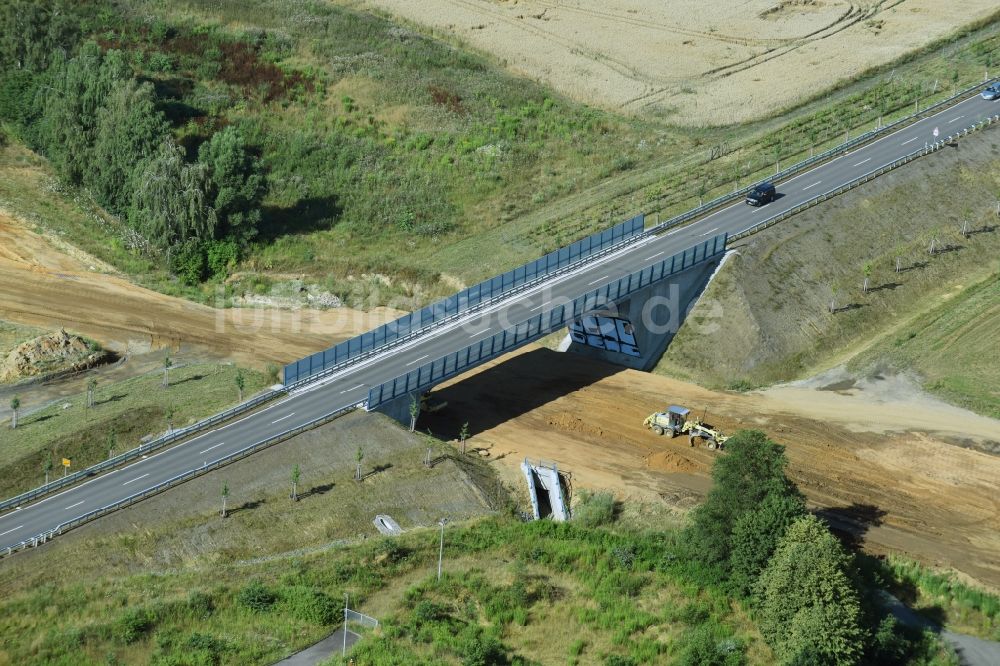 Borna aus der Vogelperspektive: Brückenbauwerk- Baustelle entlang der Trasse und des Streckenverlaufes der Bundesstraße B95 zur Autobahn BAB A72 in Borna im Bundesland Sachsen