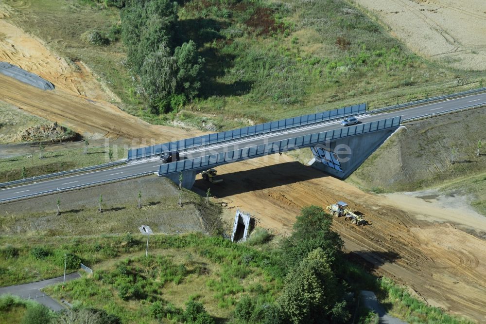 Luftbild Borna - Brückenbauwerk- Baustelle entlang der Trasse und des Streckenverlaufes der Bundesstraße B95 zur Autobahn BAB A72 in Borna im Bundesland Sachsen