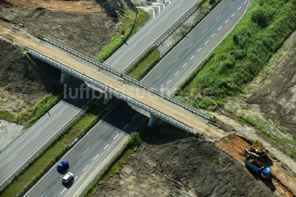 Borna aus der Vogelperspektive: Brückenbauwerk- Baustelle entlang der Trasse und des Streckenverlaufes der Bundesstraße B95 zur Autobahn BAB A72 in Borna im Bundesland Sachsen