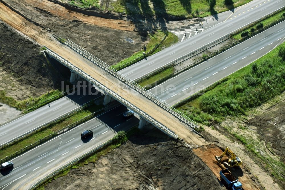 Luftbild Borna - Brückenbauwerk- Baustelle entlang der Trasse und des Streckenverlaufes der Bundesstraße B95 zur Autobahn BAB A72 in Borna im Bundesland Sachsen