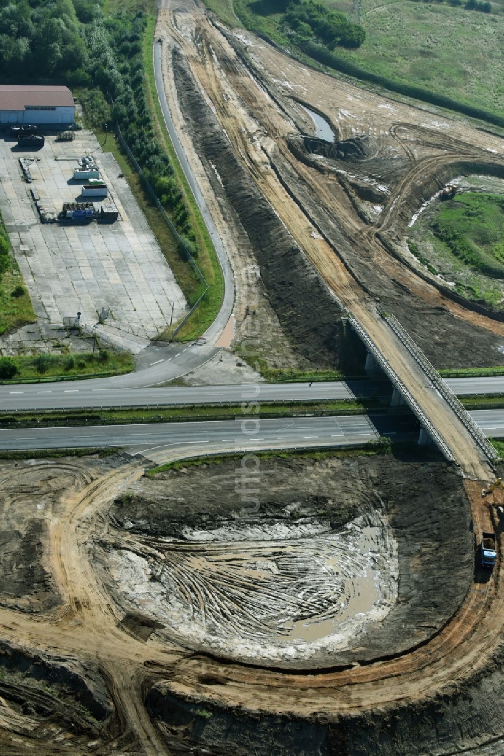 Luftaufnahme Borna - Brückenbauwerk- Baustelle entlang der Trasse und des Streckenverlaufes der Bundesstraße B95 zur Autobahn BAB A72 in Borna im Bundesland Sachsen