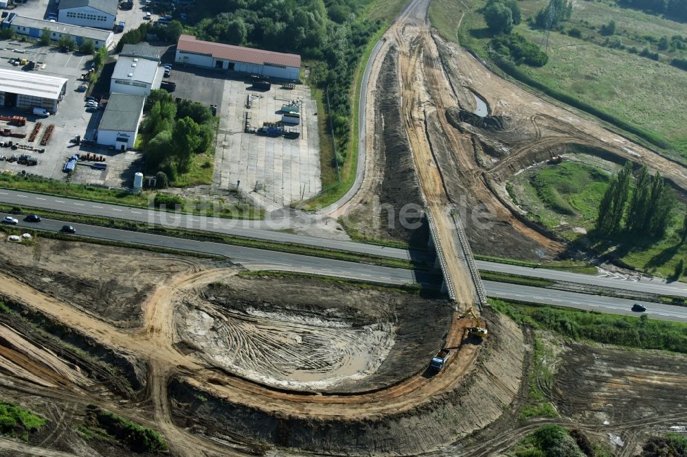 Borna aus der Vogelperspektive: Brückenbauwerk- Baustelle entlang der Trasse und des Streckenverlaufes der Bundesstraße B95 zur Autobahn BAB A72 in Borna im Bundesland Sachsen