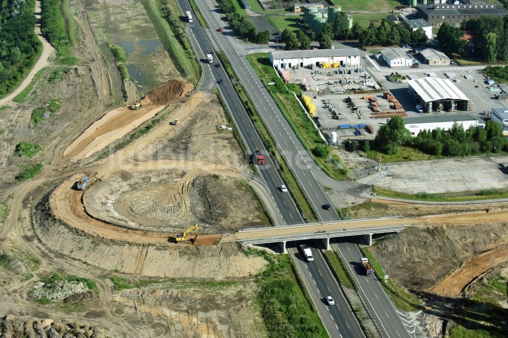 Luftaufnahme Borna - Brückenbauwerk- Baustelle entlang der Trasse und des Streckenverlaufes der Bundesstraße B95 zur Autobahn BAB A72 in Borna im Bundesland Sachsen