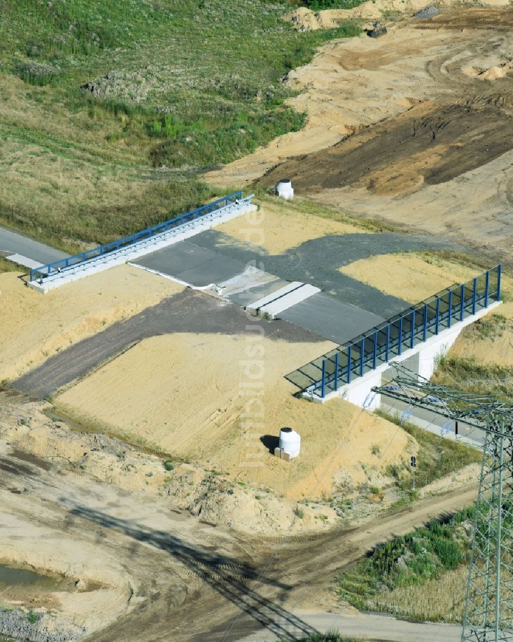 Luftbild Kesselhain - Brückenbauwerk- Baustelle entlang der Trasse und des Streckenverlaufes der Bundesstraße B95 zur Autobahn BAB A72 in Kesselhain im Bundesland Sachsen