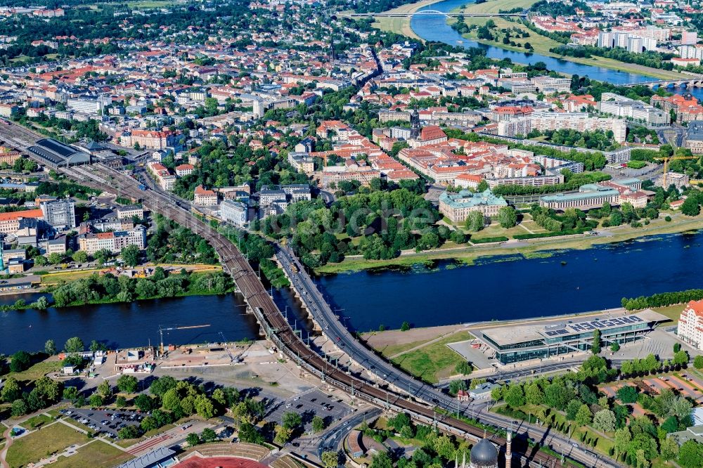 Luftaufnahme Dresden - Brückenbauwerk über der Elbe in Dresden im Bundesland Sachsen, Deutschland