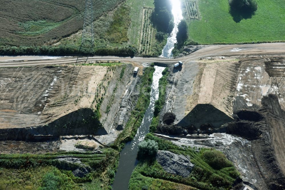 Borna aus der Vogelperspektive: Brückenbauwerk über das Flüßchen Eula entlang der Trasse und des Streckenverlaufes der Bundesstraße B95 zur Autobahn BAB A72 in Espenhain im Bundesland Sachsen