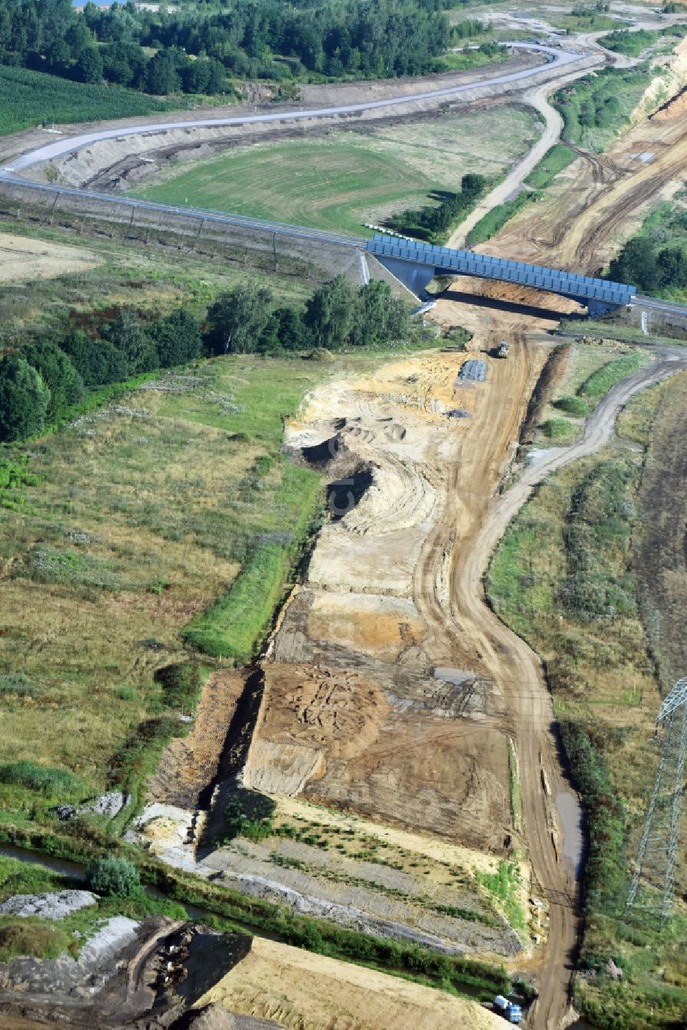 Borna von oben - Brückenbauwerk über das Flüßchen Eula entlang der Trasse und des Streckenverlaufes der Bundesstraße B95 zur Autobahn BAB A72 in Espenhain im Bundesland Sachsen