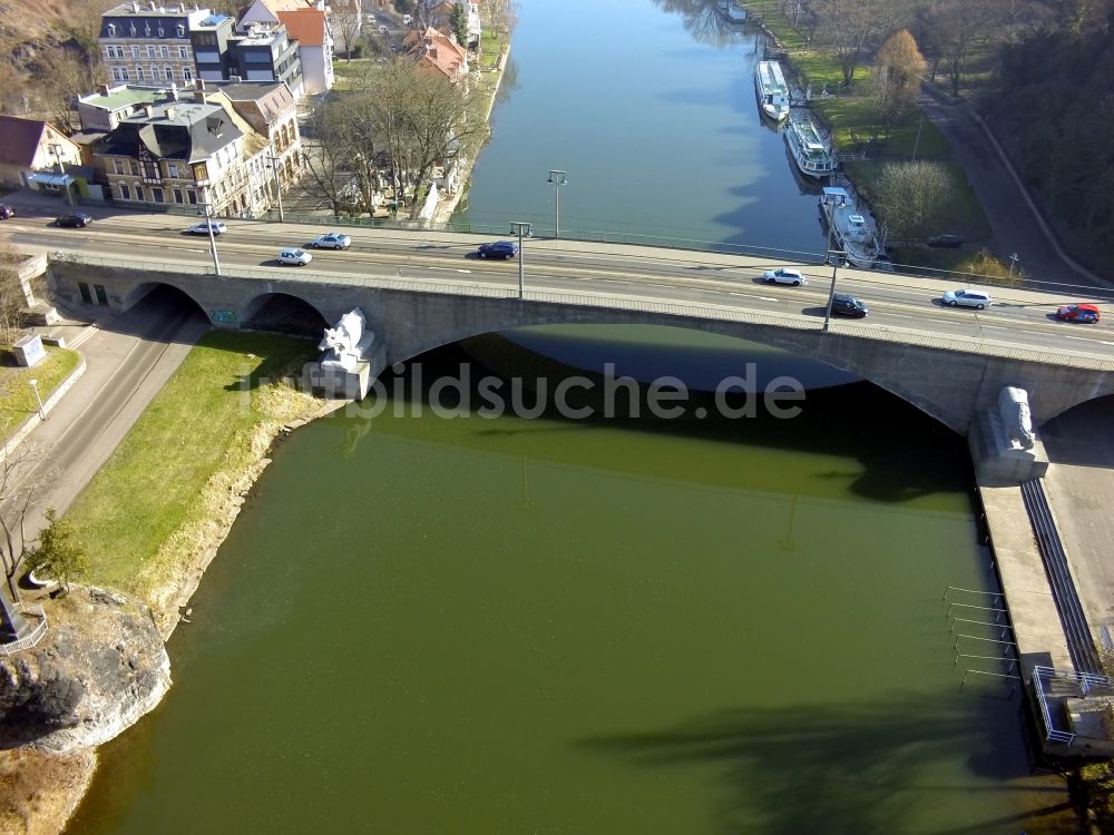 Halle / Saale aus der Vogelperspektive: Brückenbauwerk über die Ufer der Saale an der Kröllwitzer Straße in Halle (Saale) im Bundesland Sachsen-Anhalt