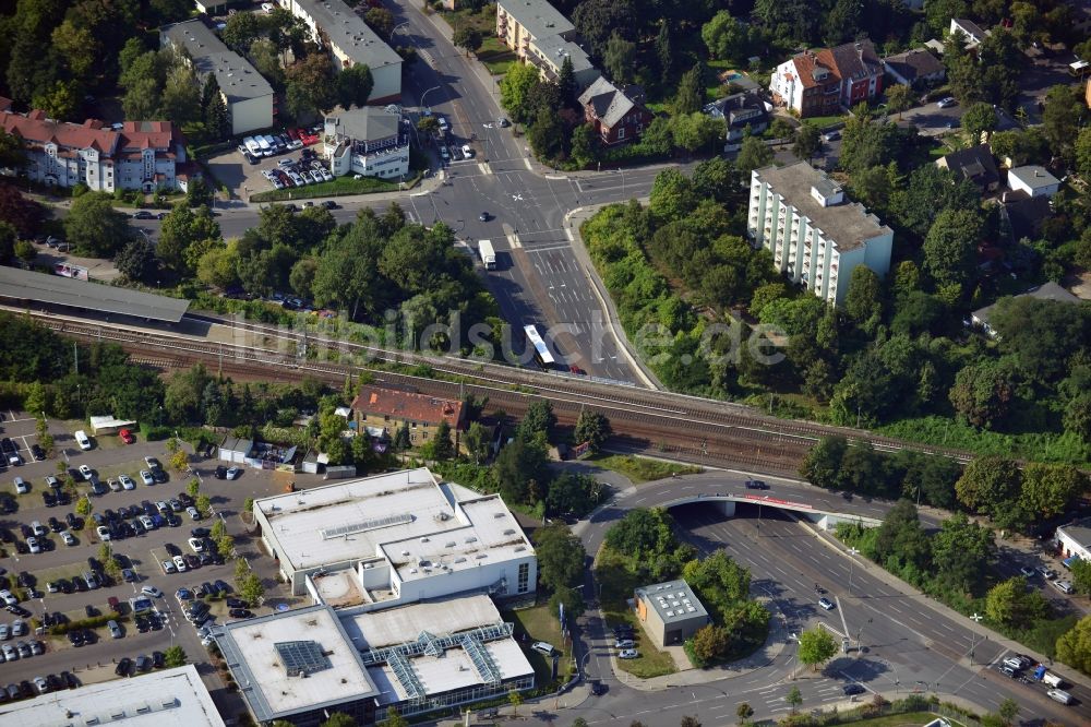 Berlin von oben - Brückenbauwerk an der Bundestraße B101 an der Bahnstrecke Dresdner Bahn zum S- Bahnhof Marienfelde in Berlin