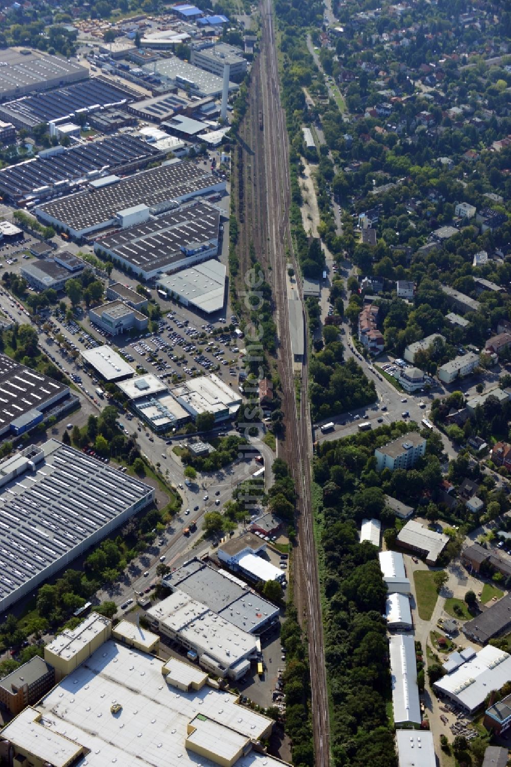 Luftaufnahme Berlin - Brückenbauwerk an der Bundestraße B101 an der Bahnstrecke Dresdner Bahn zum S- Bahnhof Marienfelde in Berlin