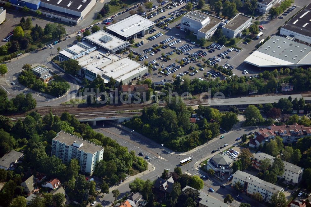 Berlin aus der Vogelperspektive: Brückenbauwerk an der Bundestraße B101 an der Bahnstrecke Dresdner Bahn zum S- Bahnhof Marienfelde in Berlin