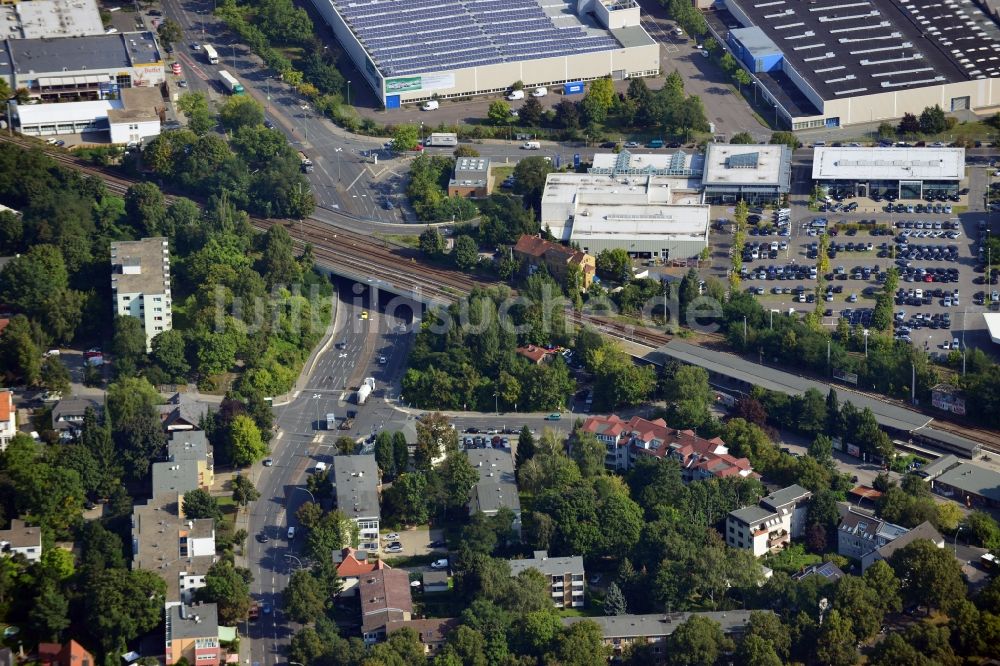 Berlin von oben - Brückenbauwerk an der Bundestraße B101 an der Bahnstrecke Dresdner Bahn zum S- Bahnhof Marienfelde in Berlin