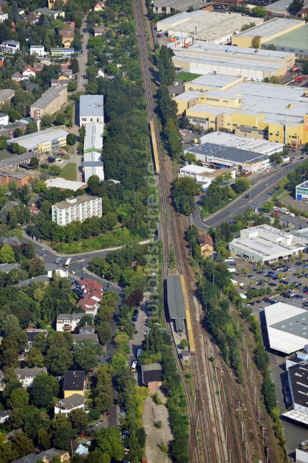 Berlin aus der Vogelperspektive: Brückenbauwerk an der Bundestraße B101 an der Bahnstrecke Dresdner Bahn zum S- Bahnhof Marienfelde in Berlin