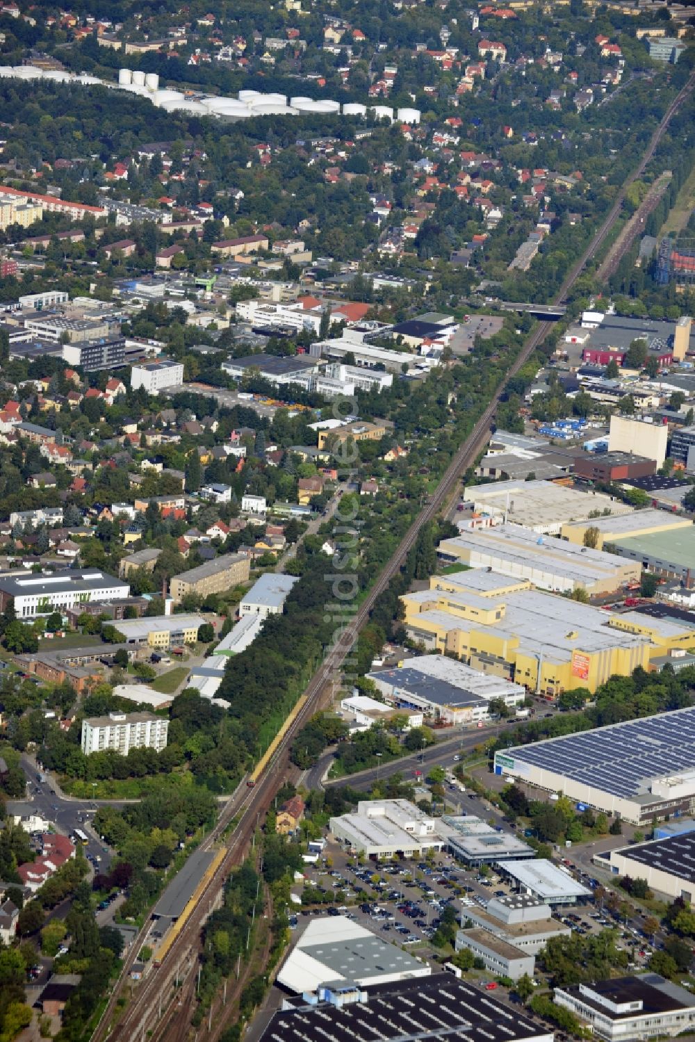 Luftaufnahme Berlin - Brückenbauwerk an der Bundestraße B101 an der Bahnstrecke Dresdner Bahn zum S- Bahnhof Marienfelde in Berlin