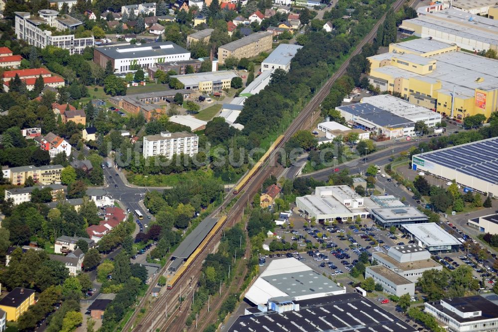 Berlin von oben - Brückenbauwerk an der Bundestraße B101 an der Bahnstrecke Dresdner Bahn zum S- Bahnhof Marienfelde in Berlin