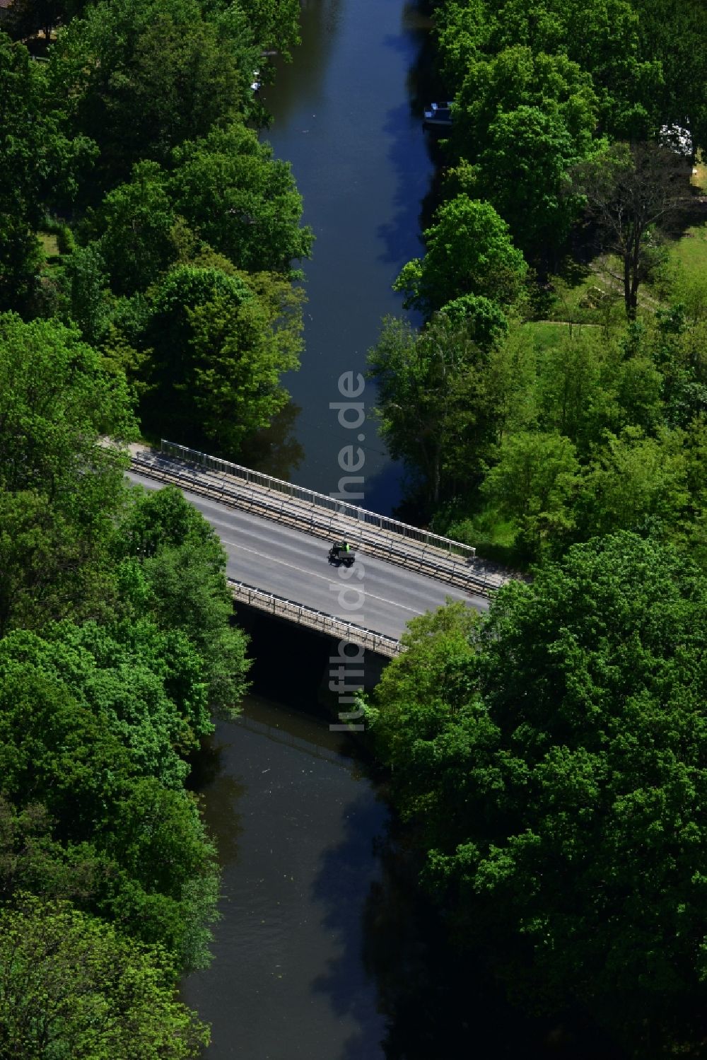 Luftaufnahme Dunkelforth - Brückenbauwerk Dunkelforther Brücke über den Roßdorfer Altkanal in Dunkelforth im Bundesland Brandenburg