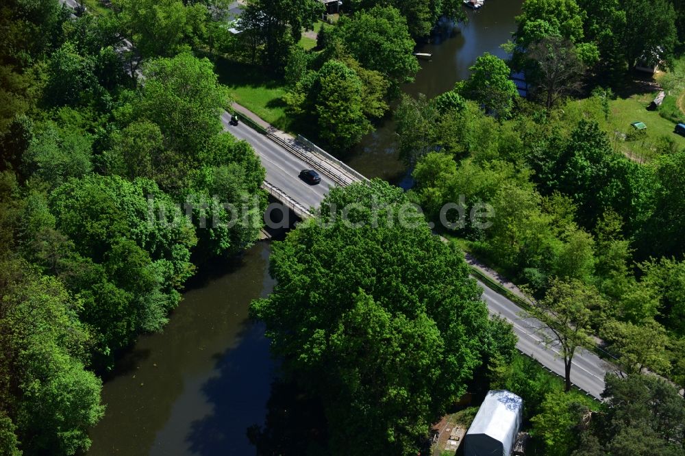 Dunkelforth von oben - Brückenbauwerk Dunkelforther Brücke über den Roßdorfer Altkanal in Dunkelforth im Bundesland Brandenburg