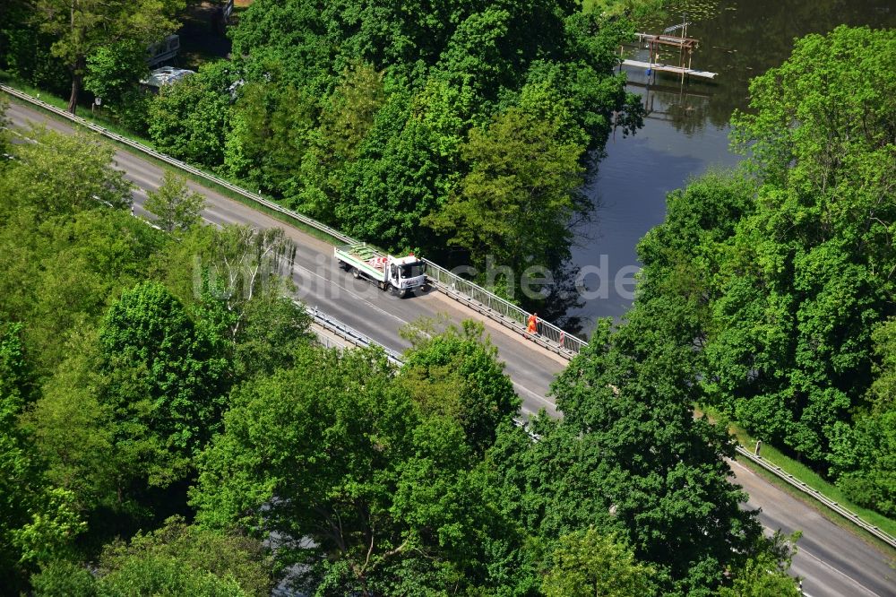 Dunkelforth aus der Vogelperspektive: Brückenbauwerk Dunkelforther Brücke über den Roßdorfer Altkanal in Dunkelforth im Bundesland Brandenburg