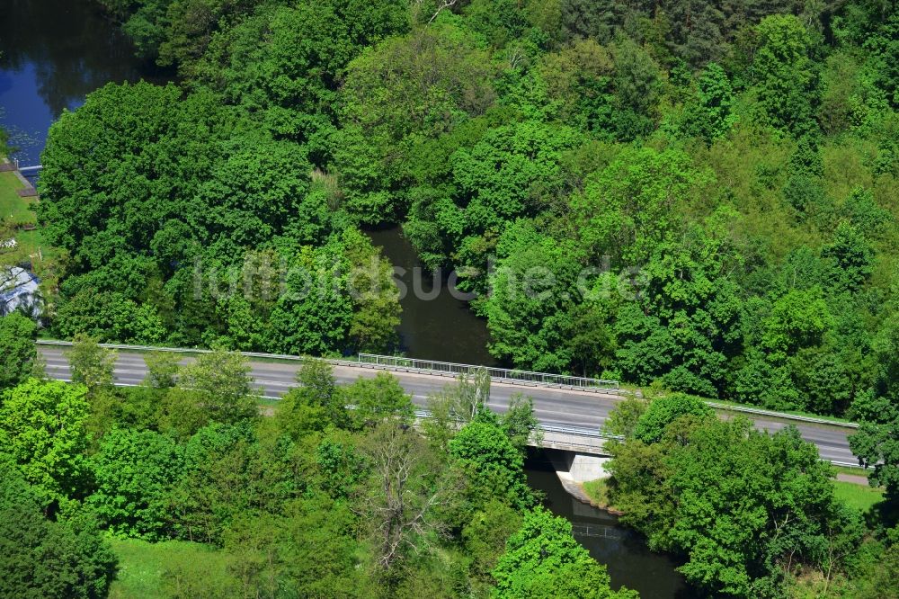 Luftaufnahme Dunkelforth - Brückenbauwerk Dunkelforther Brücke über den Roßdorfer Altkanal in Dunkelforth im Bundesland Brandenburg