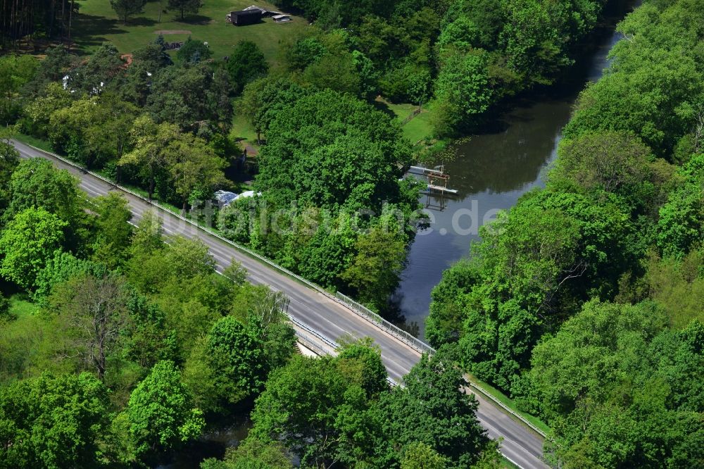 Dunkelforth aus der Vogelperspektive: Brückenbauwerk Dunkelforther Brücke über den Roßdorfer Altkanal in Dunkelforth im Bundesland Brandenburg