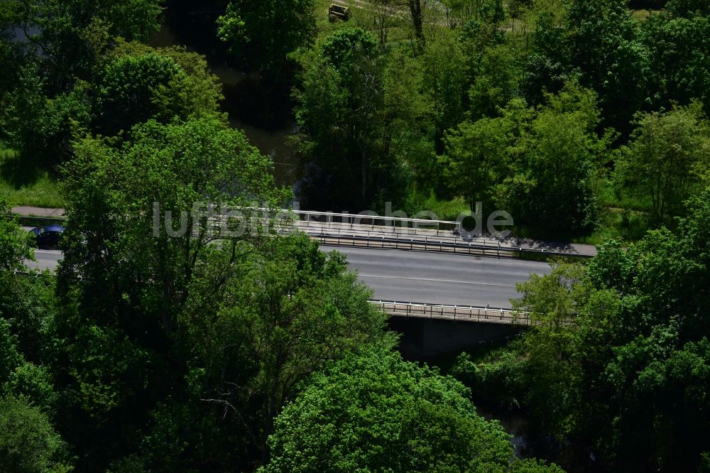 Luftbild Dunkelforth - Brückenbauwerk Dunkelforther Brücke über den Roßdorfer Altkanal in Dunkelforth im Bundesland Brandenburg