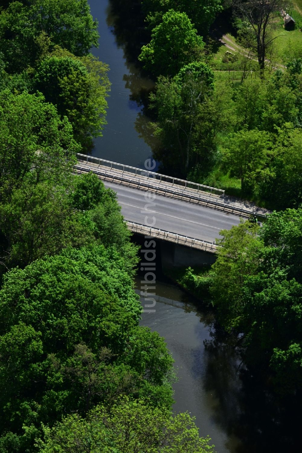 Luftaufnahme Dunkelforth - Brückenbauwerk Dunkelforther Brücke über den Roßdorfer Altkanal in Dunkelforth im Bundesland Brandenburg