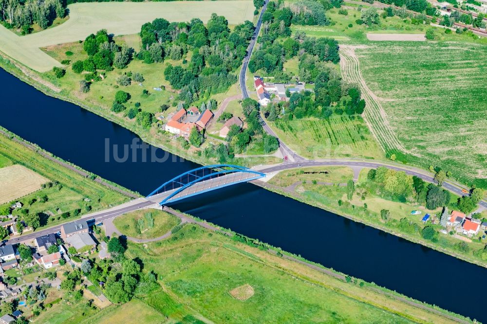 Güsen aus der Vogelperspektive: Brückenbauwerk Elbbrücke Landstraße L54 bei Güsen im Bundesland Sachsen-Anhalt, Deutschland