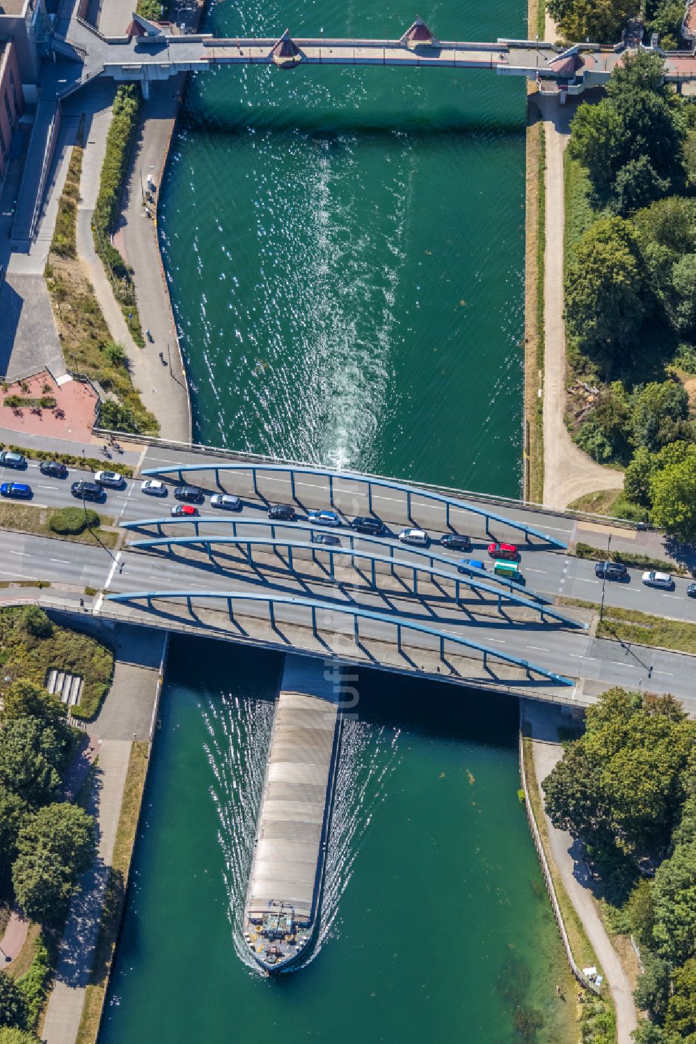 Dorsten aus der Vogelperspektive: Brückenbauwerk entlang der Borkener Straße über den Wesel-Datteln-Kanal in Dorsten im Bundesland Nordrhein-Westfalen, Deutschland