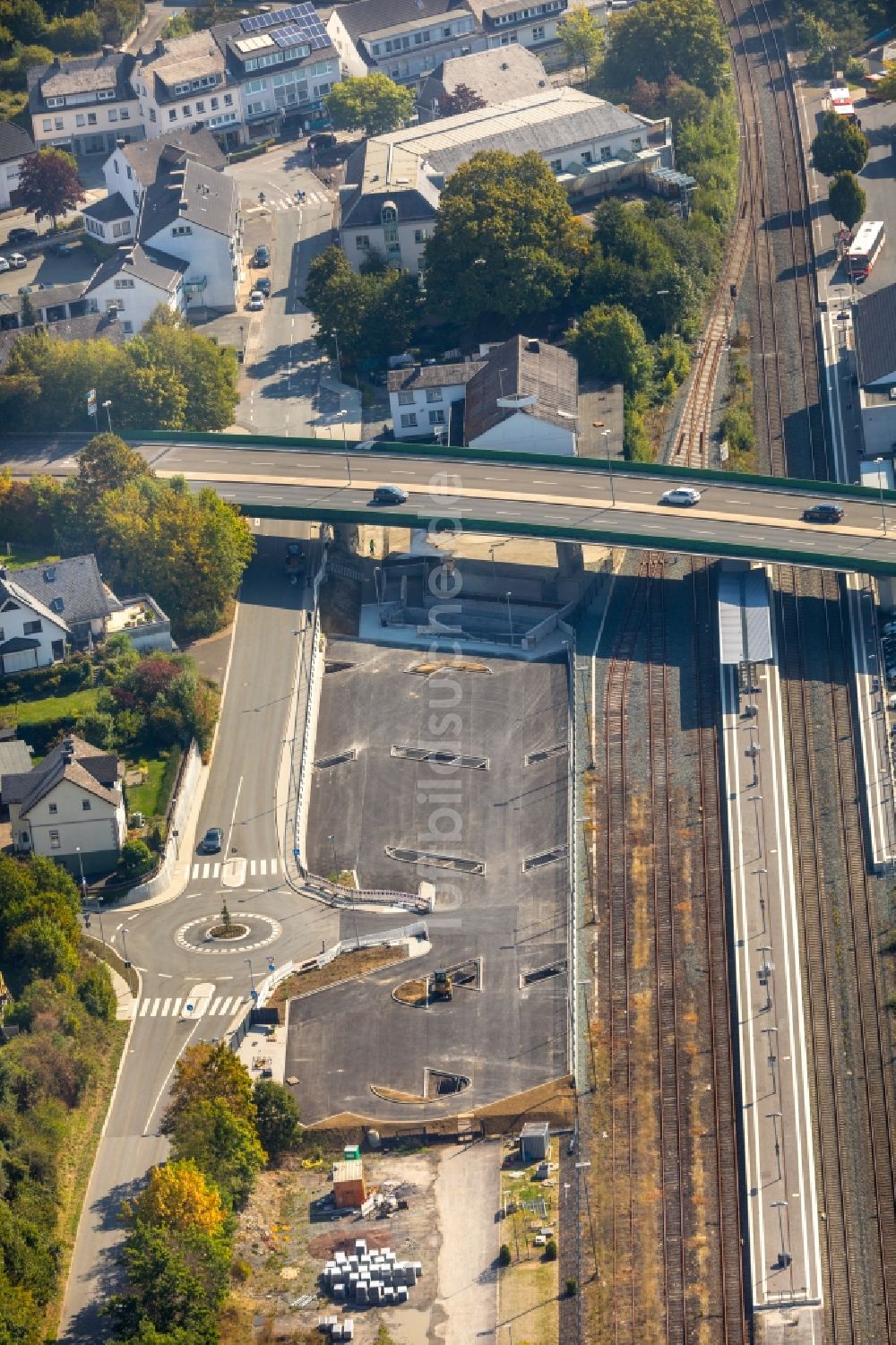 Meschede aus der Vogelperspektive: Brückenbauwerk entlang der Bundesstraße B55 Antoniusbrücke in Meschede im Bundesland Nordrhein-Westfalen, Deutschland