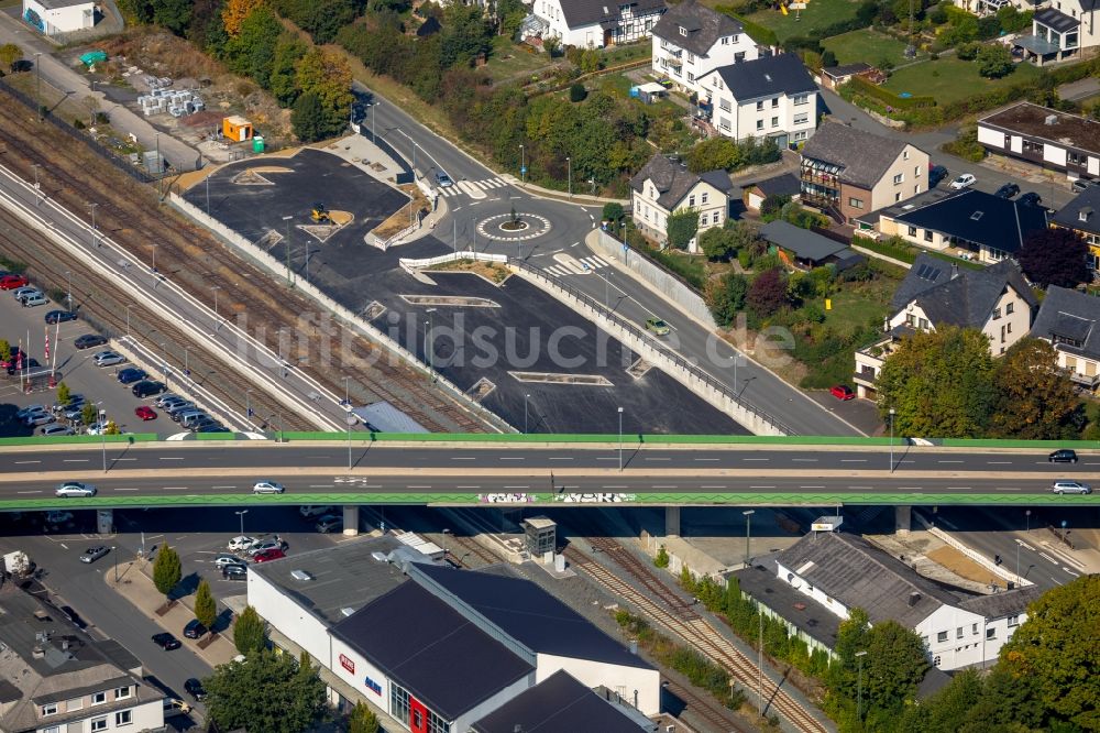 Meschede von oben - Brückenbauwerk entlang der Bundesstraße B55 Antoniusbrücke in Meschede im Bundesland Nordrhein-Westfalen, Deutschland