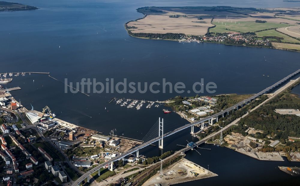 Luftbild Stralsund - Brückenbauwerk entlang der Bundesstraße über den Strelasund in Stralsund im Bundesland Mecklenburg-Vorpommern