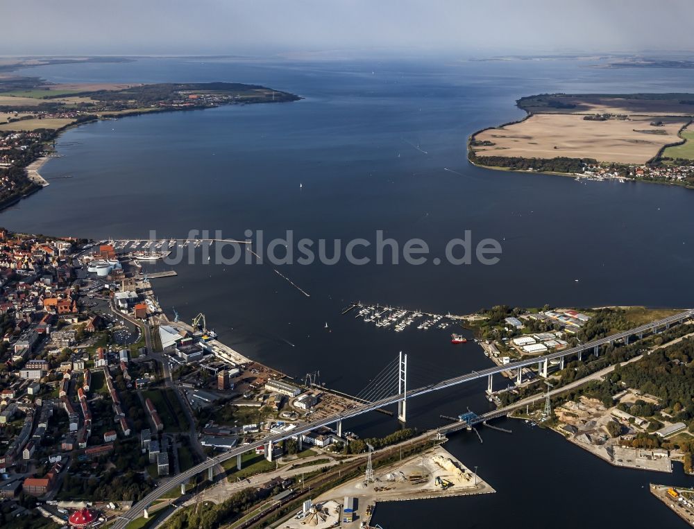 Luftaufnahme Stralsund - Brückenbauwerk entlang der Bundesstraße über den Strelasund in Stralsund im Bundesland Mecklenburg-Vorpommern