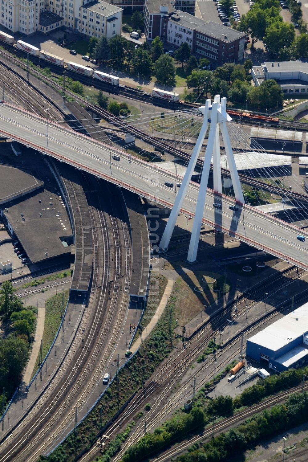 Luftaufnahme Ludwigshafen am Rhein - Brückenbauwerk entlang der Bundesstraße 37 in Ludwigshafen am Rhein im Bundesland Rheinland-Pfalz