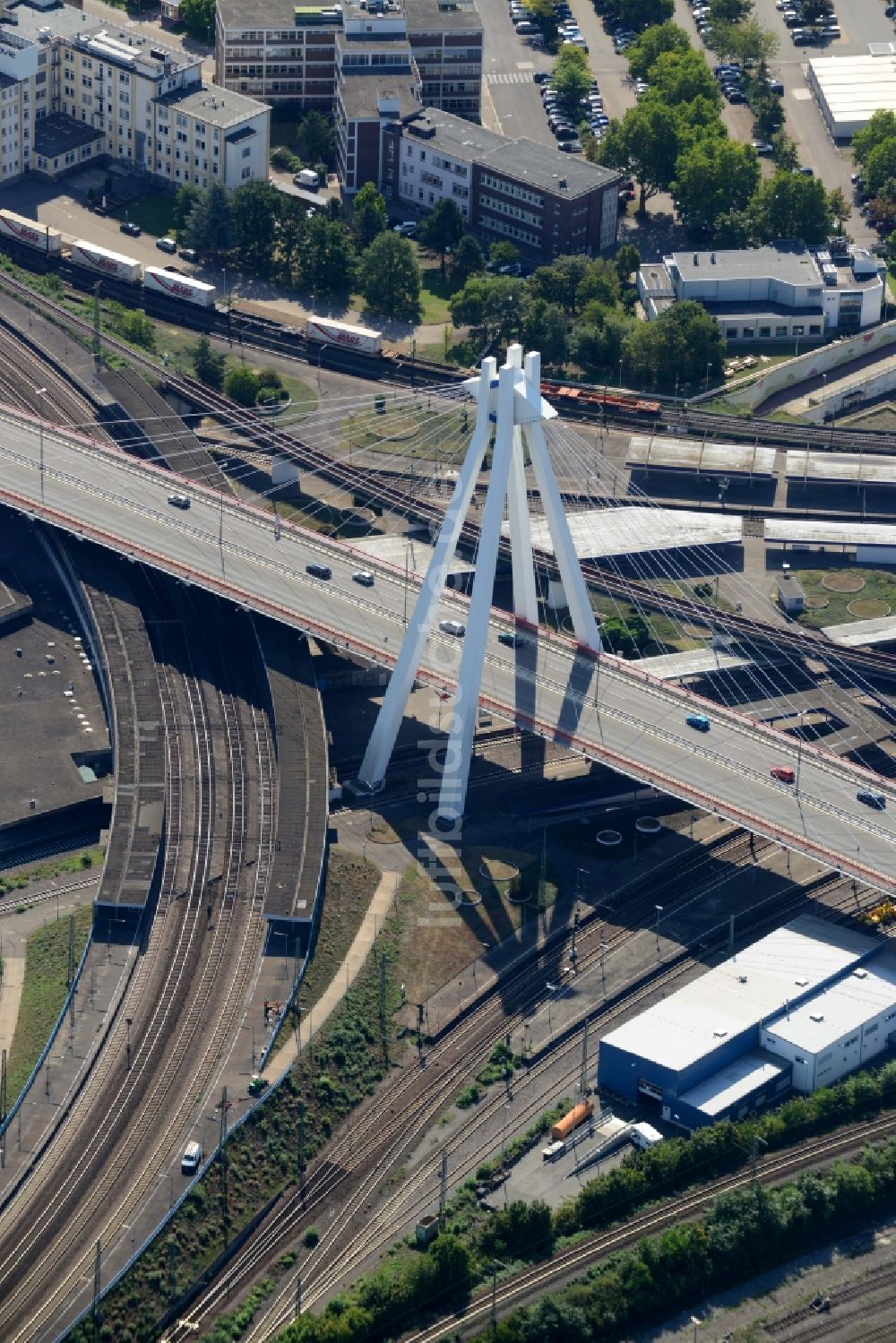 Ludwigshafen am Rhein von oben - Brückenbauwerk entlang der Bundesstraße 37 in Ludwigshafen am Rhein im Bundesland Rheinland-Pfalz