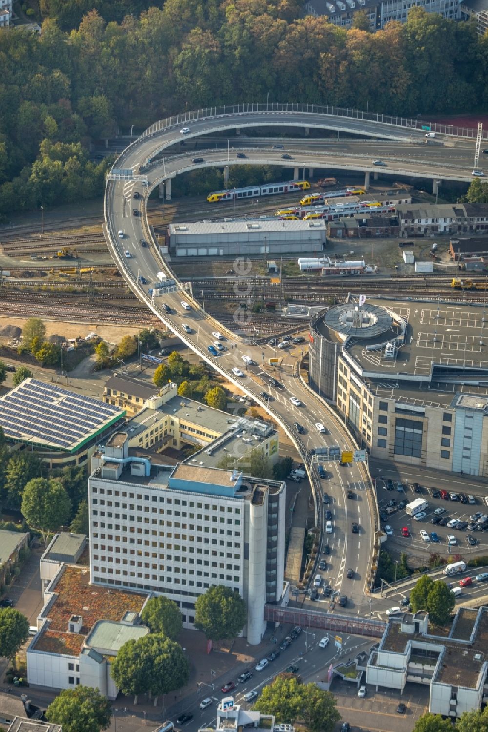 Luftaufnahme Siegen - Brückenbauwerk entlang der Bundesstraße 54 in Siegen im Bundesland Nordrhein-Westfalen, Deutschland