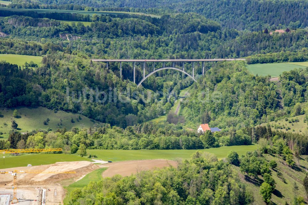 Rottweil von oben - Brückenbauwerk entlang der Bundesstraßeaße 27, Talbrücke der Nordumgehung in Rottweil im Bundesland Baden-Württemberg, Deutschland
