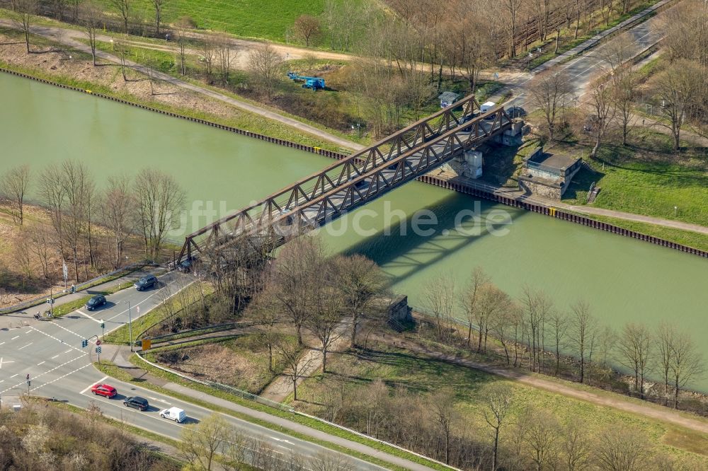 Hünxe aus der Vogelperspektive: Brückenbauwerk entlang der Dinslakener Straße über den Wesel-Datteln-Kanal in Hünxe im Bundesland Nordrhein-Westfalen, Deutschland