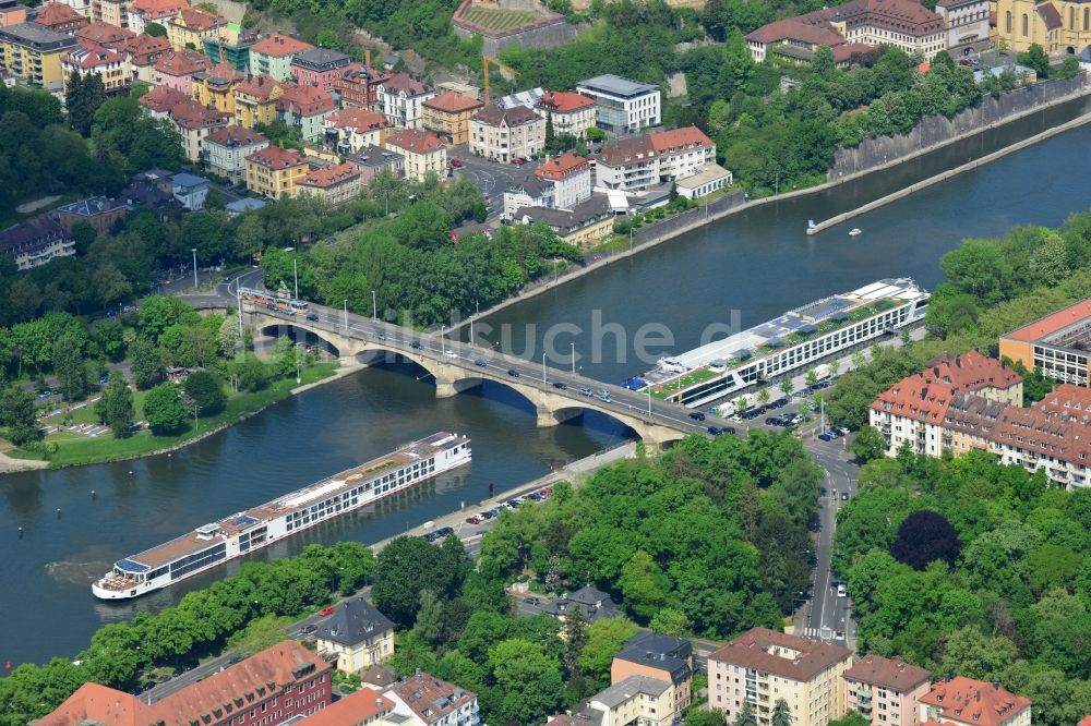 Luftaufnahme Würzburg - Brückenbauwerk entlang der Donau in Würzburg im Bundesland Bayern