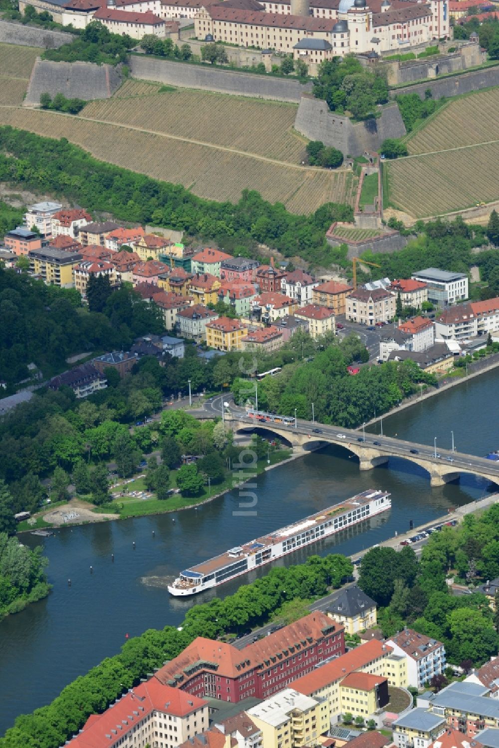 Würzburg von oben - Brückenbauwerk entlang der Donau in Würzburg im Bundesland Bayern