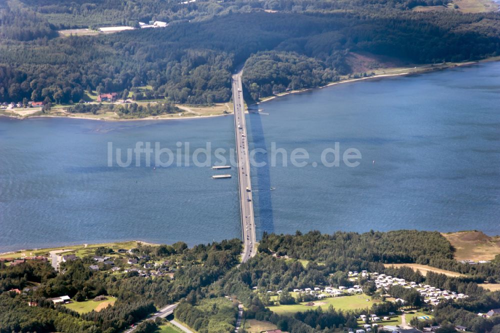 Roslev von oben - Brückenbauwerk entlang der Fernstraße 26 Sallingssundbrücke in Roslev in, Dänemark