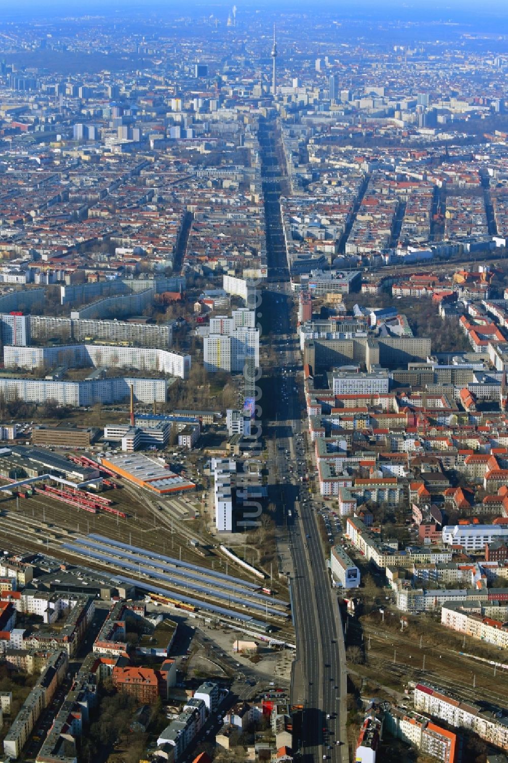 Luftaufnahme Berlin - Brückenbauwerk entlang der Frankfurter Allee im Ortsteil Lichtenberg in Berlin, Deutschland