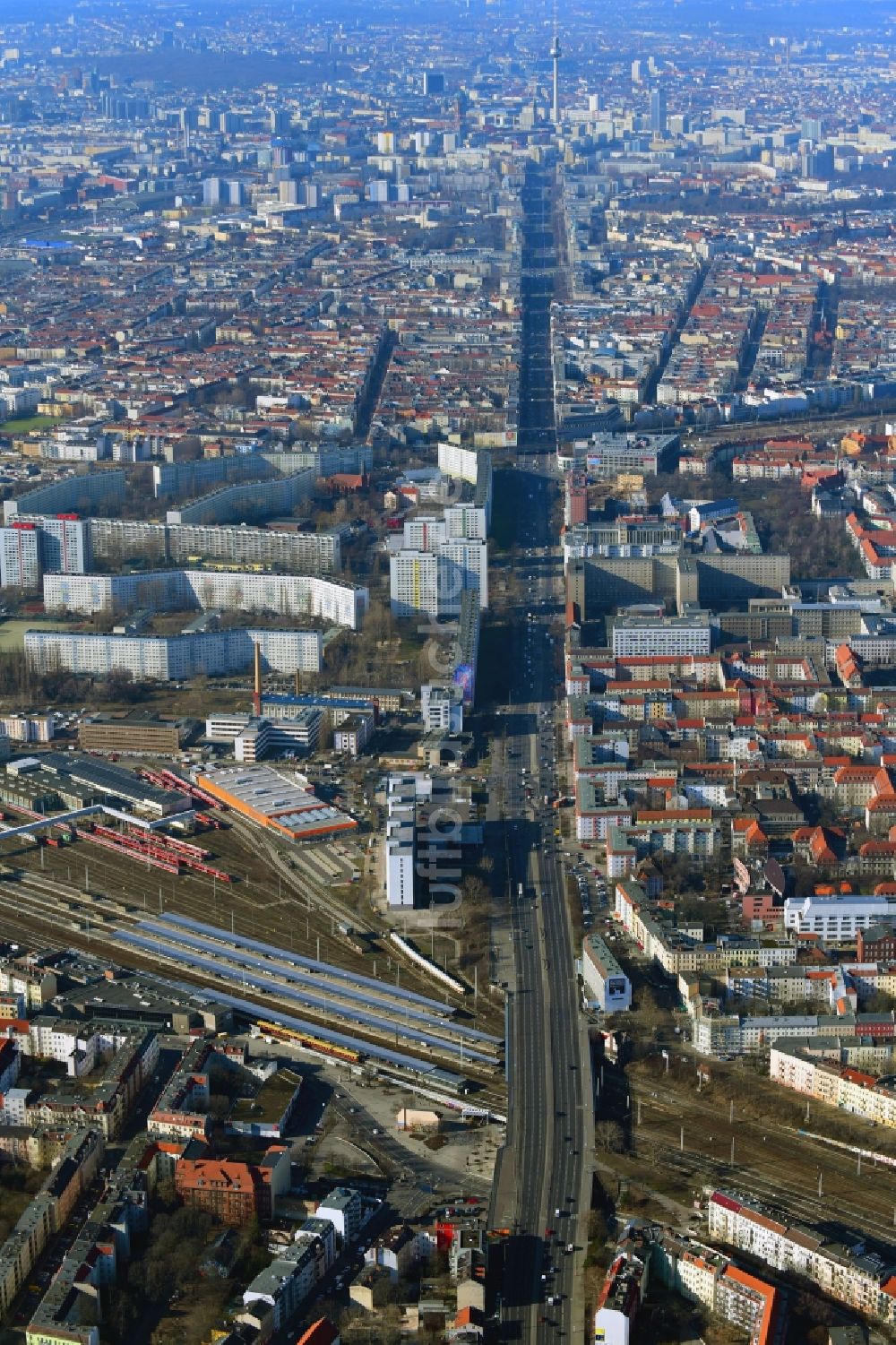 Berlin von oben - Brückenbauwerk entlang der Frankfurter Allee im Ortsteil Lichtenberg in Berlin, Deutschland