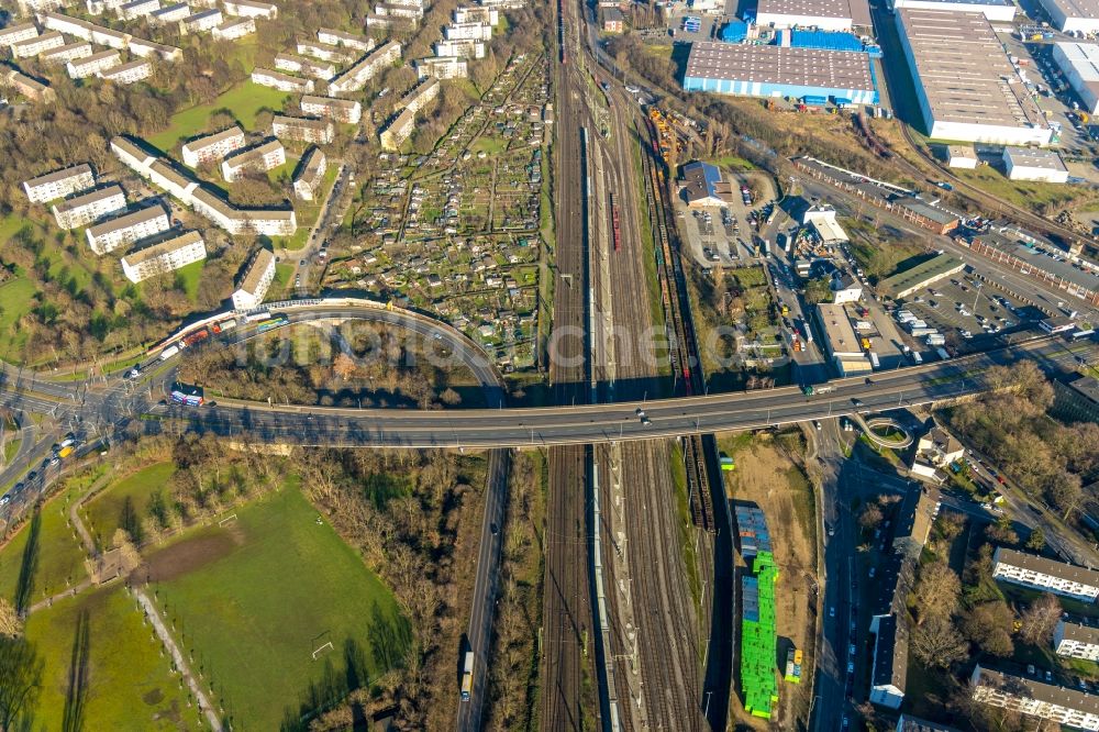 Luftbild Duisburg - Brückenbauwerk entlang der Friedrich-Ebert-Straße über den Schienenverlauf der hiesigen Eisenbahnstrecke im Ortsteil Friemersheim in Duisburg im Bundesland Nordrhein-Westfalen, Deutschland