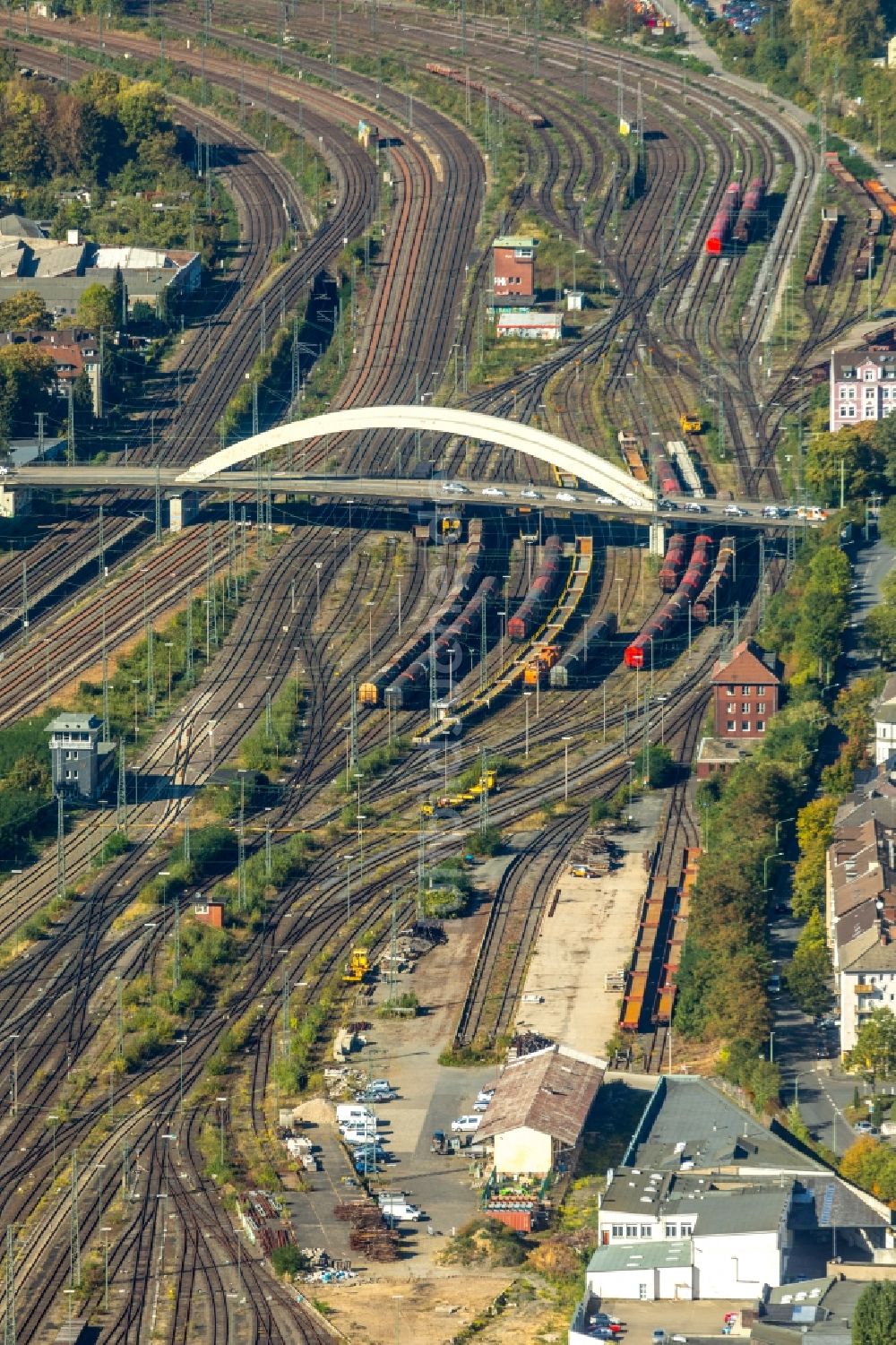 Hagen aus der Vogelperspektive: Brückenbauwerk entlang der Fuhrparkstraße über die Gleisanlagen in Hagen im Bundesland Nordrhein-Westfalen, Deutschland