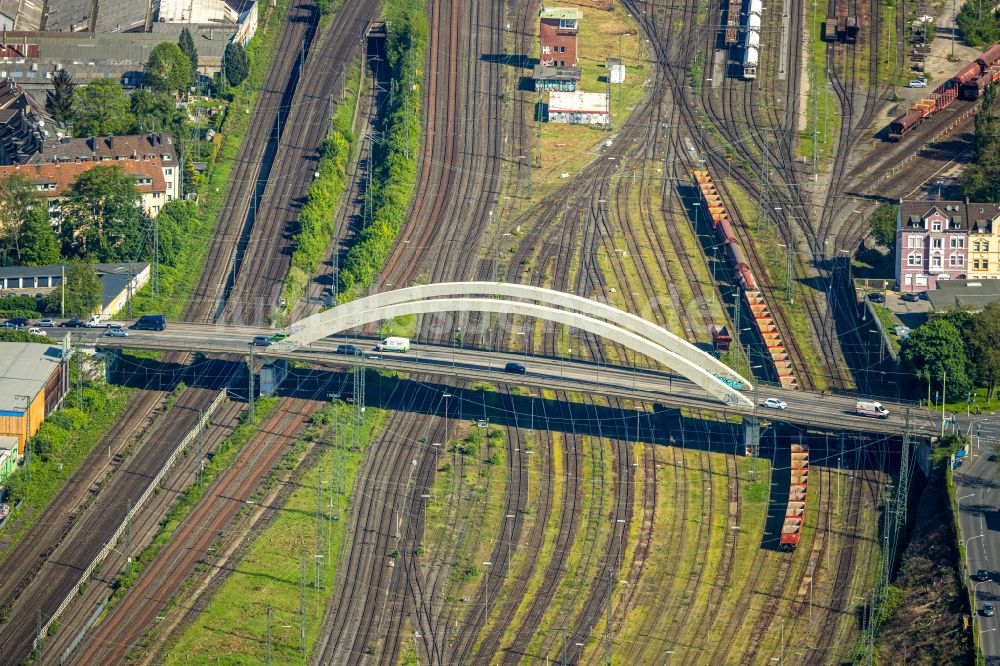 Luftbild Hagen - Brückenbauwerk entlang der Fuhrparkstraße über die Gleisanlagen in Hagen im Bundesland Nordrhein-Westfalen, Deutschland