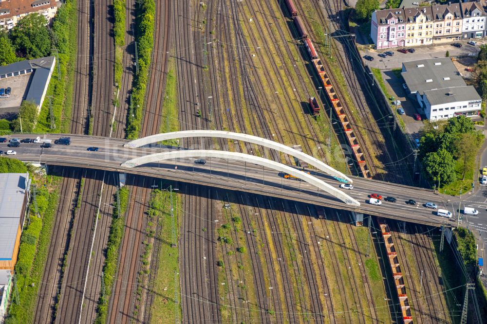 Hagen von oben - Brückenbauwerk entlang der Fuhrparkstraße über die Gleisanlagen in Hagen im Bundesland Nordrhein-Westfalen, Deutschland