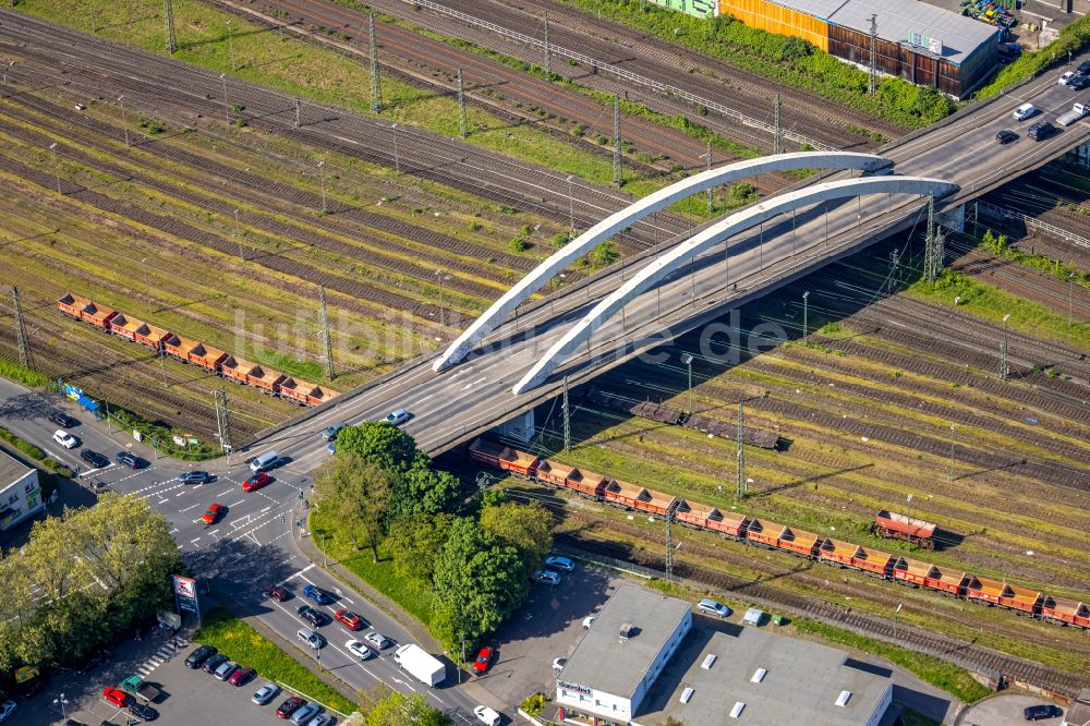 Hagen aus der Vogelperspektive: Brückenbauwerk entlang der Fuhrparkstraße über die Gleisanlagen in Hagen im Bundesland Nordrhein-Westfalen, Deutschland